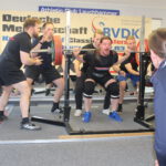 Steven Vierig bezwingt 245 Kilogramm in der Tiefkniebeuge und ebenso die Konkurrenz