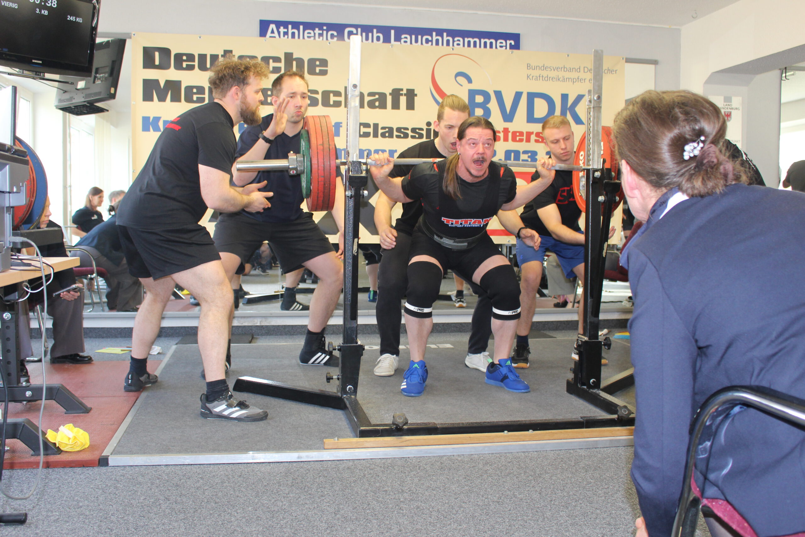 Steven Vierig bezwingt 245 Kilogramm in der Tiefkniebeuge und ebenso die Konkurrenz