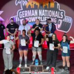 Meggie Rönnau (rechts) mit Bronze und Bizepspose auf dem DM-Podium in Köln